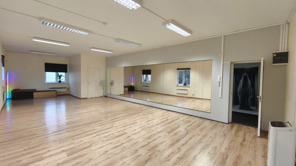 Santiago room with helloween decoration still in hallway - find the monster