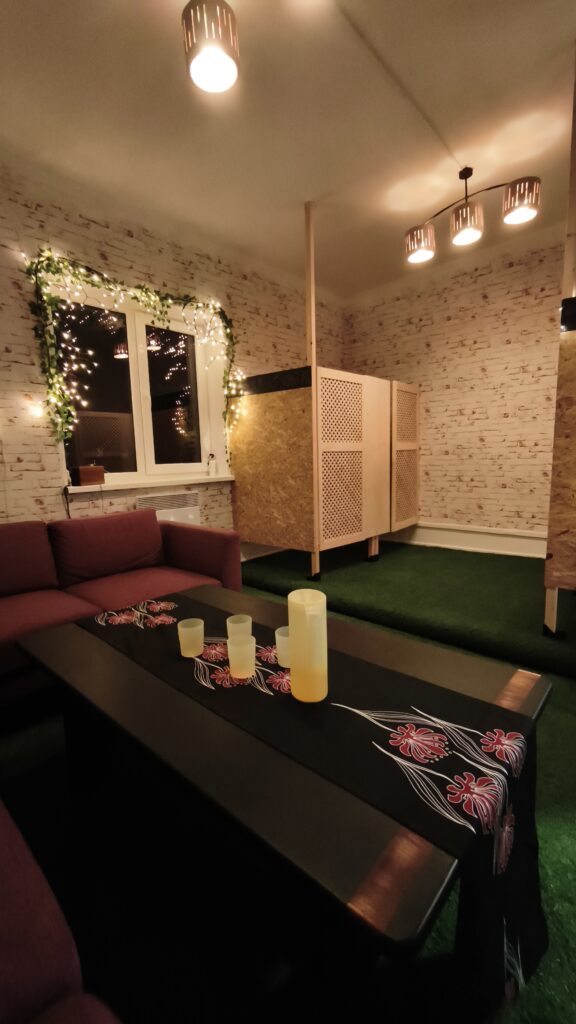 Chill&Change room for the between, before lesson time. Most cosy space in Tallinn. 