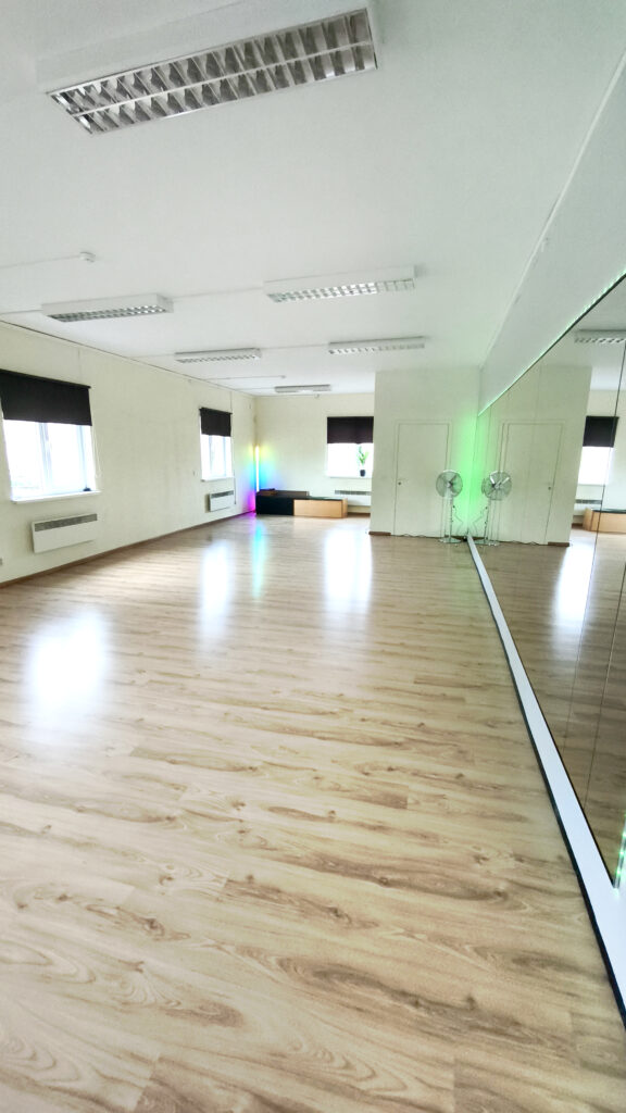Spacious and well-lit studio in Tallinn featuring full-wall mirrors, large windows, and light wooden floors — ideal for dance, yoga, fitness classes, or creative workshops.